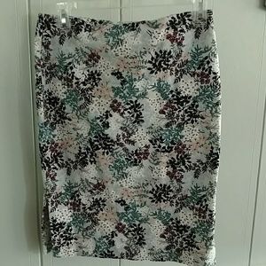 Loft flowered fitted skirt 2 small slits on side